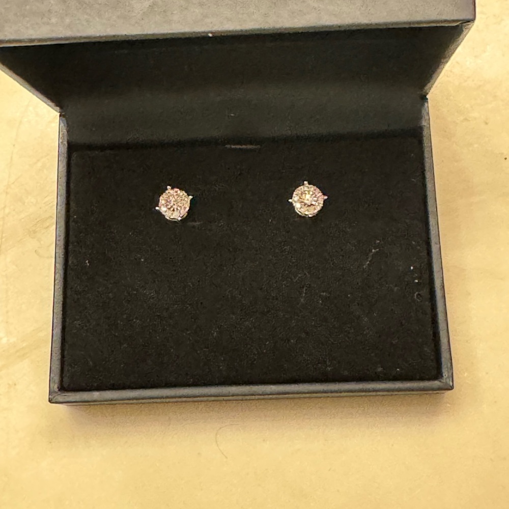 Diamond stud earrings.1/3 CTW. 14K white gold
